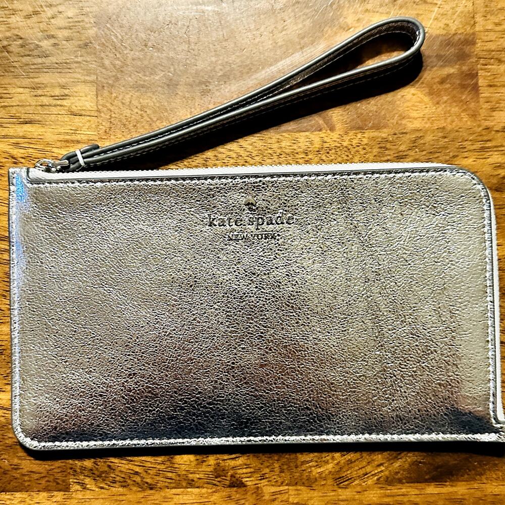 Kate Spade New York Lucy Metallic Leathe Med L Zip Wristlet Purse Silver
